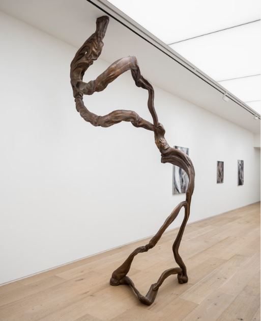 [서울=뉴스핌]이영란 미술전문기자= 타데우스로팍 서울의 1층 전시장 바닥에서 천정까지 꽉 들어찬 정희민 조각 '접히고 당겨져', 2025. 브론즈. 323x94x145cm, Courtesy Thaddaeus Ropac gallery, London • Paris • Salzburg • Milan• Seoul ©정희민, 사진=전병철.2025.11.24 art29@newspim.com