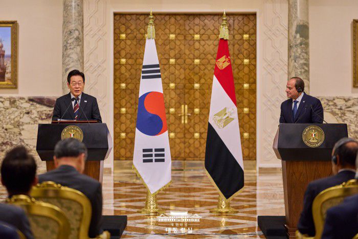 [서울=뉴스핌] 이집트를 공식 방문 중인 이재명 대통령이 지난 20일(현지시간) 카이로 대통령궁에서 압델 파타 알시시 대통령과 한-이집트 공동언론발표를 하고 있다. [사진=대통령실] 2025.11.21 photo@newspim.com