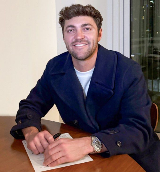 KIA와 재계약하고 포즈를 취하는 제임스 네일. [사진=KIA 타이거즈]