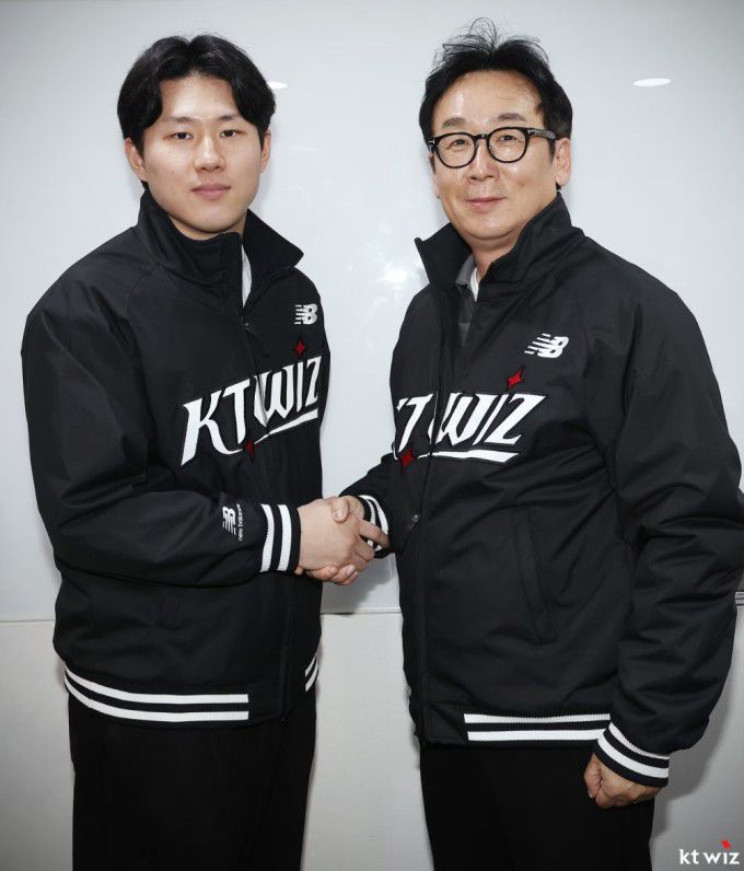 FA 외야수 최원준(왼쪽)이 25일 kt wiz와 계약한 뒤 기념 촬영하고 있다. [사진= kt wiz]