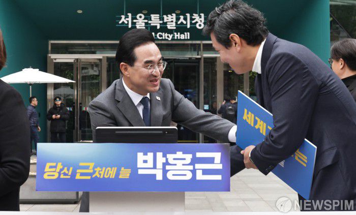 [서울=뉴스핌] 양윤모 기자 = 박홍근 더불어민주당 의원이 26일 오후 서울시청 앞에서 내년 6월 3일 치러지는 서울시장 출마를 선언하기전 참석자들과 악수하고 있다.  더불어민주당 원내대표를 역임한 4선 중진 박홍근 의원은 민주당 내 서울시장 출마를 가장 먼저 공식화 했다. 이 자리에서 박 의원은 현 서울시정의 문제를 3불(불안정·불균형·불평등)로 규정하고, '서울의 성장 동력 제고 방안' 등을 제시했다. 2025.11.26 yym58@newspim.com