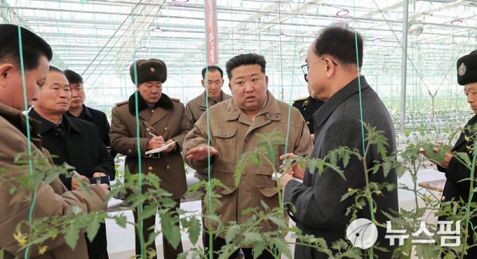 [서울=뉴스핌] 이영종 통일전문기자 = 북한 국무위원장 김정은이 26일 신의주에 지어진 비닐하우스단지를 찾아 간부들과 이야기 하고 있다. [사진=노동신문] 2025.11.27 yjlee@newspim.com