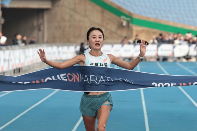 [서울=뉴스핌] 장환수 스포츠전문기자= 이수민이 23일 인천국제마라톤 여자부 국내 1위로 골인하고 있다. [사진=대한육상연맹] 2025.11.27 zangpabo@newspim.com