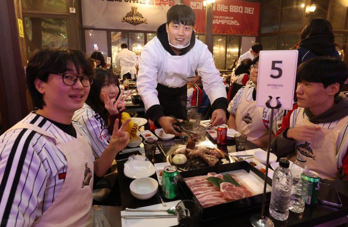 LG팬과 선수가 27일 곤지암 리조트에서 통합우승 공약 이행 행사인 'BBQ 파티'를 즐기고 있다. [사진=LG트윈스]