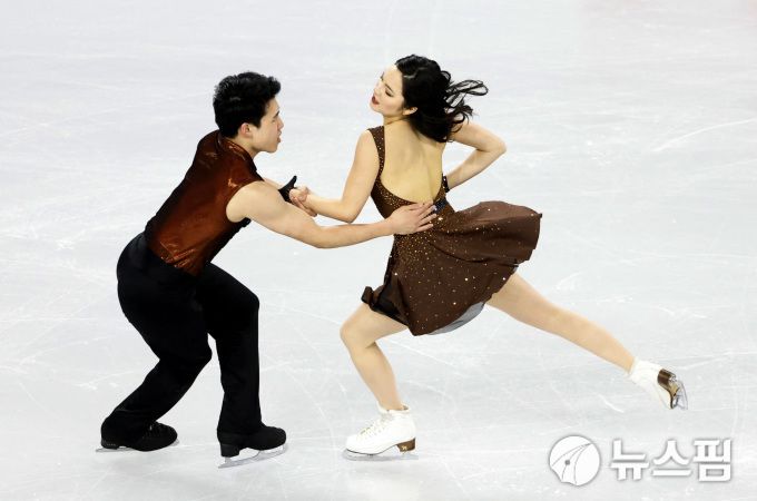 [서울 로이터=뉴스핌] 장환수 스포츠전문기자= 임해나-권예(오른쪽) 조가 지난 2월 목동 아이스링크에서 열린 피겨 4대륙선수권대회 리듬댄스에서 열연하고 있다. 2025.02.20 zangpabo@newspim.com