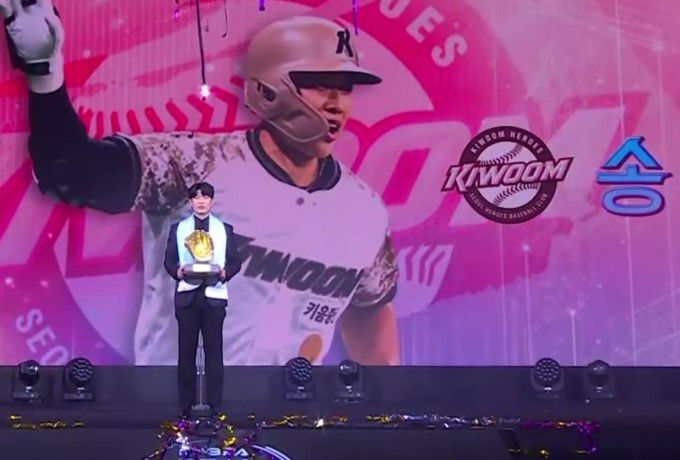 송성문이 1일 2025 컴투스프로야구 리얼글러브 어워드에서 올해의 선수상을 받았다. [사진=SBS스포츠 중계화면 캡처]