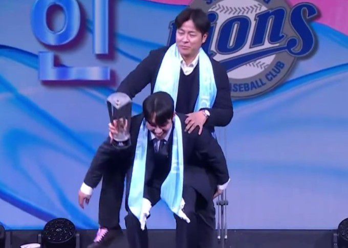 원태인이 1일 2025 컴투스프로야구 리얼글러브 어워드에서 강민호를 업어주는 포즈를 취하고 있다. [사진=SBS스포츠 중계화면 캡처]