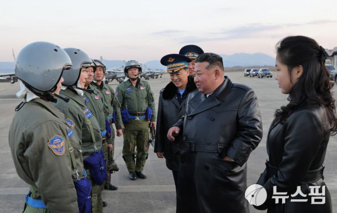 [서울=뉴스핌] 이영종 통일전문기자 = 공군 창설 80주년 행사에 참석한 김정은 북한 국무위원장이 11월 28일 강원도 원산 갈마비행장에서 여군 조종사들과 만나고 있다. 오른쪽은 딸 김주애. [사진=노동신문 홈페이지] 2025.12.01