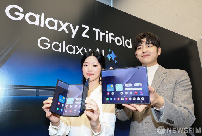 [서울=뉴스핌] 최지환 기자 = 2일 오전 서울 서초구 삼성 강남에서 열린 삼성전자 갤럭시 Z 트라이폴드 출시 미디어데이에서 모델들이 갤럭시 Z 트라이폴드를 선보이고 있다. 2025.12.02 choipix16@newspim.com