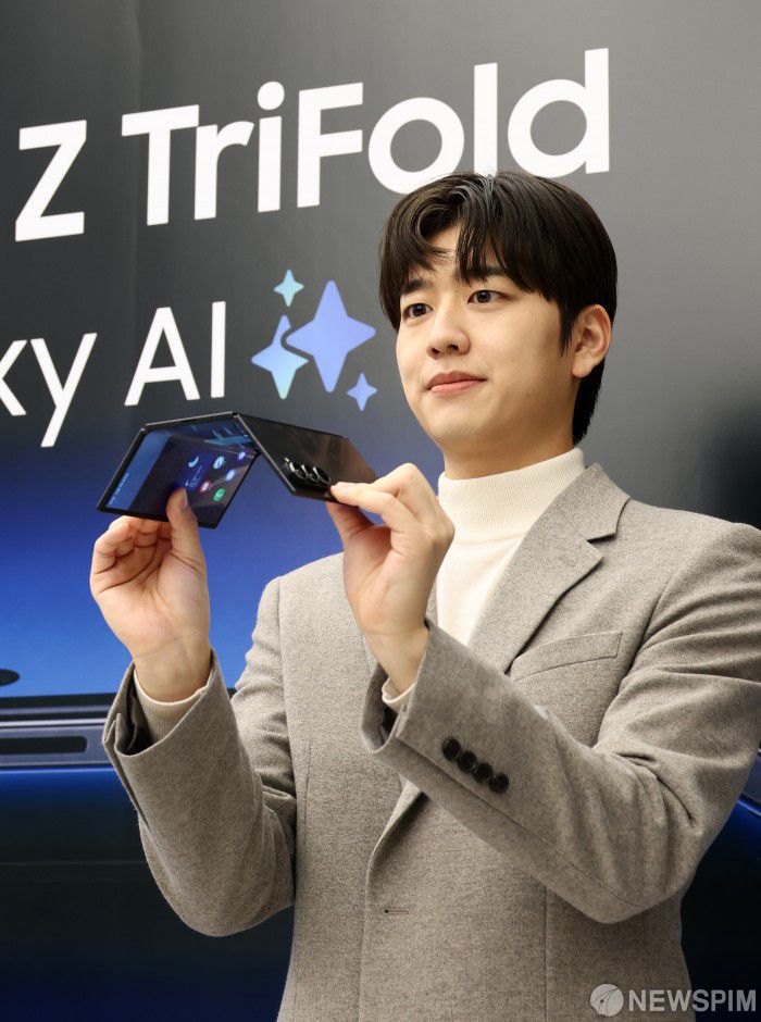 [서울=뉴스핌] 최지환 기자 = 2일 오전 서울 서초구 삼성 강남에서 열린 삼성전자 갤럭시 Z 트라이폴드 출시 미디어데이에서 모델들이 갤럭시 Z 트라이폴드를 선보이고 있다. 2025.12.02 choipix16@newspim.com