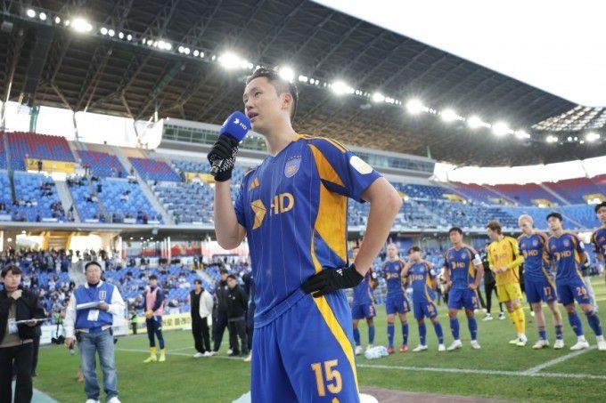 울산 정승현이 30일 제주SK전을 마치고 선수 대표로 홈팬에게 인사말을 하고 있다. [사진=한국프로축구연맹]