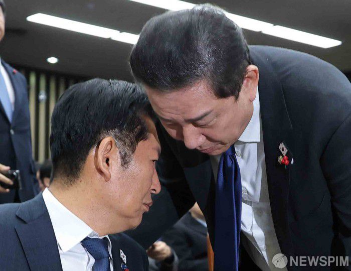 [서울=뉴스핌] 윤창빈 기자 = 정청래 더불어민주당 대표, 김병기 원내대표가 2일 서울 여의도 국회에서 열린 의원총회에서 대화를 하고 있다. 2025.12.02 pangbin@newspim.com