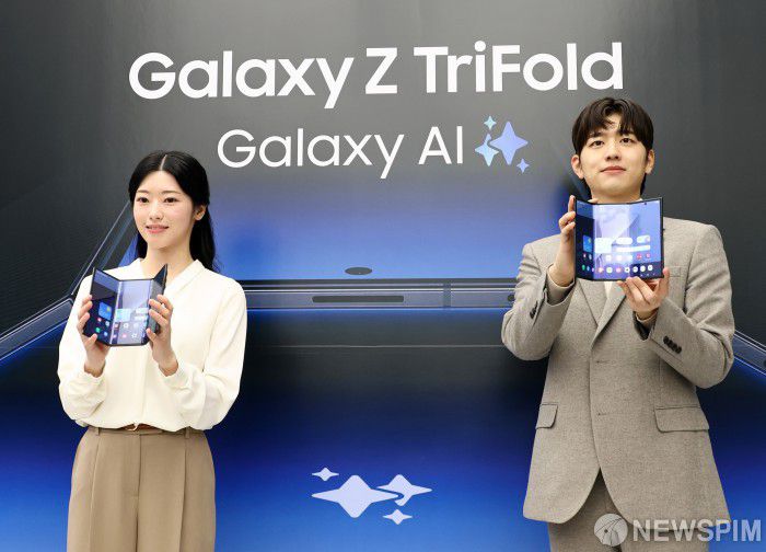 [서울=뉴스핌] 최지환 기자 = 2일 오전 서울 서초구 삼성 강남에서 열린 삼성전자 갤럭시 Z 트라이폴드 출시 미디어데이에서 모델들이 갤럭시 Z 트라이폴드를 선보이고 있다. 2025.12.02 choipix16@newspim.com
