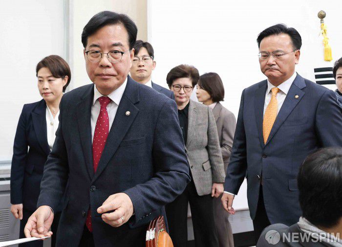 [서울=뉴스핌] 윤창빈 기자 = 송언석 국민의힘 원내대표가 3일 서울 여의도 국회에서 열린 현안관련 기자회견을 마치고 나서고 있다. 2025.12.03 pangbin@newspim.com