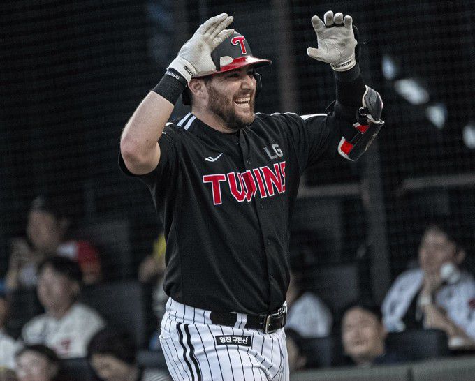 [서울=뉴스핌] 장환수 스포츠전문기자= LG 오스틴 딘이 7월 1일 롯데와 사직 경기에서 3회 선제 2점 홈런을 날린 뒤 기뻐하고 있다. 오스틴은 이 홈런으로 3시즌 연속 20홈런을 달성했다. 2025.07.01 zangpabo@newspim.com