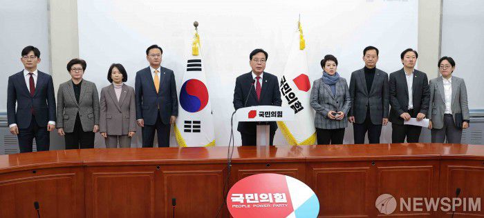 [서울=뉴스핌] 윤창빈 기자 = 송언석 국민의힘 원내대표가 3일 서울 여의도 국회에서 열린 현안관련 기자회견에서 모두발언을 하고 있다. 2025.12.03 pangbin@newspim.com