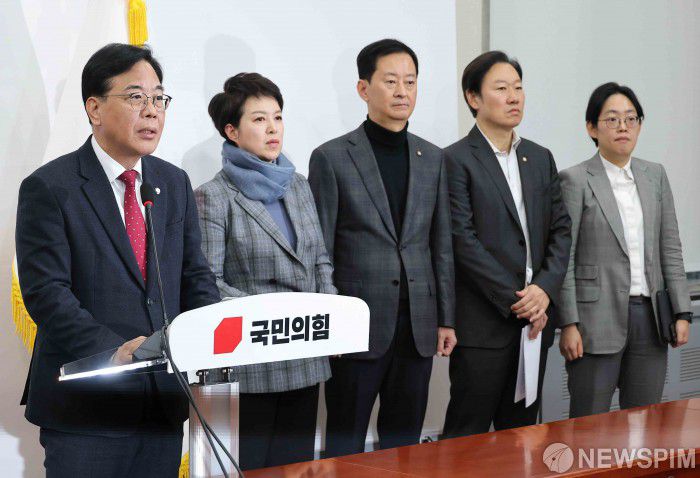 [서울=뉴스핌] 윤창빈 기자 = 송언석 국민의힘 원내대표가 3일 서울 여의도 국회에서 열린 현안관련 기자회견에서 모두발언을 하고 있다. 2025.12.03 pangbin@newspim.com