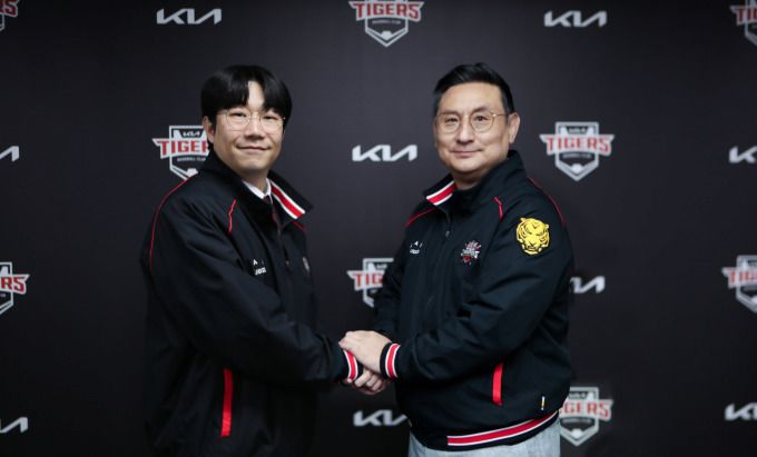 [서울=뉴스핌] KIA의 프랜차이즈 스타 양현종(왼쪽)이 KIA와 계약한 후 심재학 단장의 손을 잡고 있다. [사진 = KIA] 2025.12.04 wcn05002@newspim.com