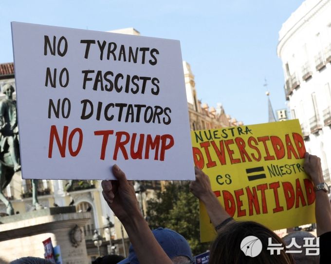 2025년 10월 스페인 마드리드에서 열린 '노 킹스(No Kings)' 집회에서 참가자들이 도널드 트럼프 미국 대통령에 반대하는 플래카드를 들고 있다. [사진=로이터 뉴스핌]