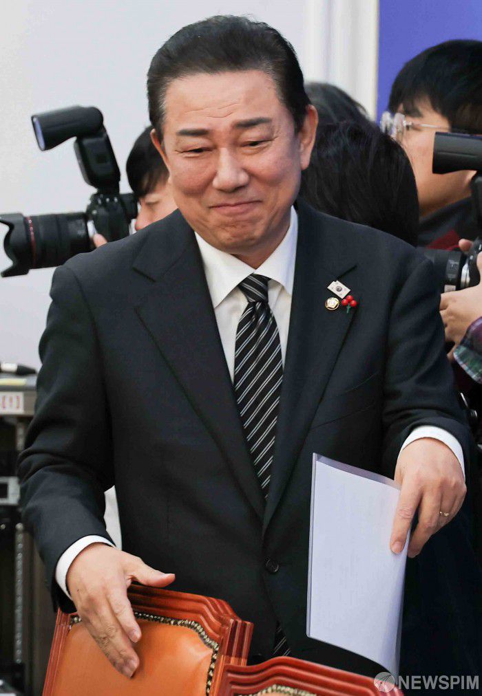 [서울=뉴스핌] 윤창빈 기자 = 김병기 더불어민주당 원내대표가 4일 서울 여의도 국회에서 열린 정책조정회의에 참석하고 있다. 2025.12.04 pangbin@newspim.com