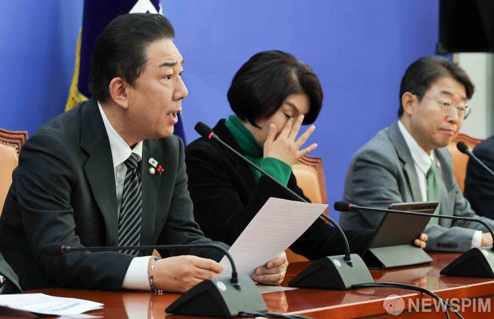 [서울=뉴스핌] 윤창빈 기자 = 김병기 더불어민주당 원내대표가 4일 서울 여의도 국회에서 열린 정책조정회의에서 모두발언을 하고 있다. 2025.12.04 pangbin@newspim.com