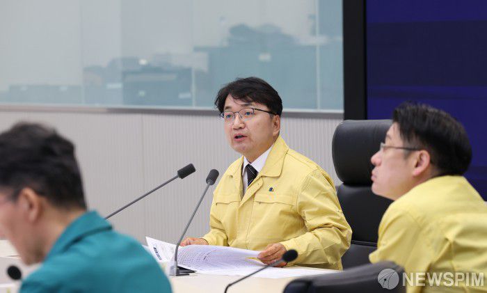 [서울=뉴스핌] 김광용 중앙재난안전대책본부 차장이 5일 서울 종로구 정부세종청사 중앙재난안전상황실에서 ’12.4.~5. 대설 대처 중앙재난안전대책본부 2차 회의’를 주재하고 있다. [사진=행정안전부] 2025.12.05 photo@newspim.com