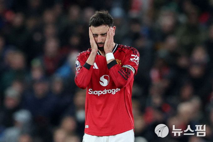 [맨체스터 로이터=뉴스핌] 맨유의 주장 브루노 페르난데스가 5일에 열린 웨스트햄과의 EPL 14라운드 맞대결에서 후반 막판 마가사에게 동점골을 내주자 좌절하고 있다. 2025.12.05 wcn05002@newspim.com