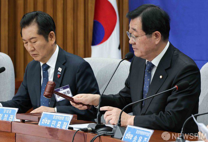 [서울=뉴스핌] 윤창빈 기자 = 민홍철 더불어민주당 중앙위원회 의장이 5일 서울 여의도 국회에서 열린 제3차 중앙위원회의에서 의사봉을 두드리고 있다. 2025.12.05 pangbin@newspim.com