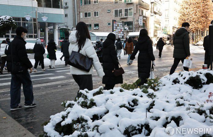[서울=뉴스핌] 양윤모 기자 = 밤사이 내린 폭설과 한파로 도로 곳곳이 얼어붙은 5일 오전 서울 종로구 광화문에서 시민들이 출근을 하고 있다. 2025.12.05  yym58@newspim.com