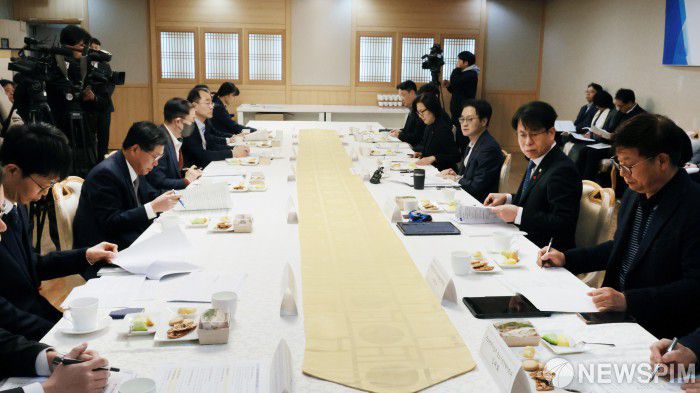 [서울=뉴스핌] 이길동 기자 = 김정관 산업통상부 장관이 5일 서울 종로구 정부서울청사에서 열린 제1차 자원안보협의회 회의를 주재하며 모두 발언을 하고  있다. 2025.12.05 gdlee@newspim.com