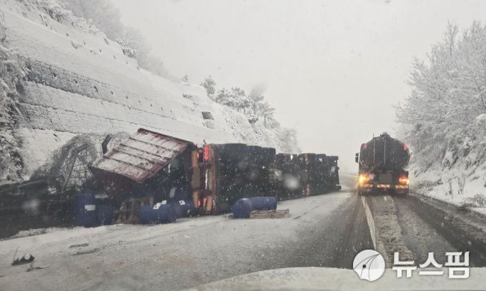 전북 진안군 익산장수고속도로를 달리던 25t 트레일러가 눈길에 미끄러져 전도된 모습 [사진=독자 제공]