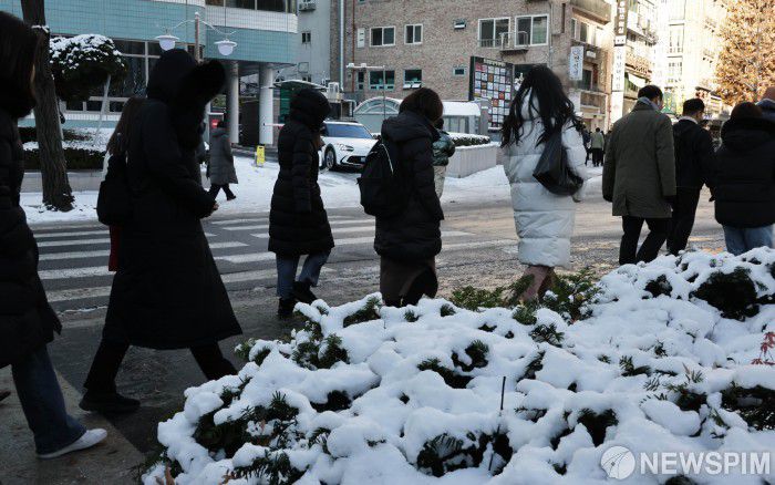 [서울=뉴스핌] 양윤모 기자 = 밤사이 내린 폭설과 한파로 도로 곳곳이 얼어붙은 5일 오전 서울 종로구 광화문에서 시민들이 출근을 하고 있다. 2025.12.05  yym58@newspim.com