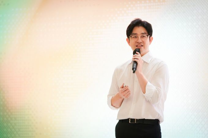 디밀 이헌주 대표가 2026년 성장 로드맵과 크리에이터와 상생 방안에 대해서 발표하고 있다.[사진=디밀 제공]