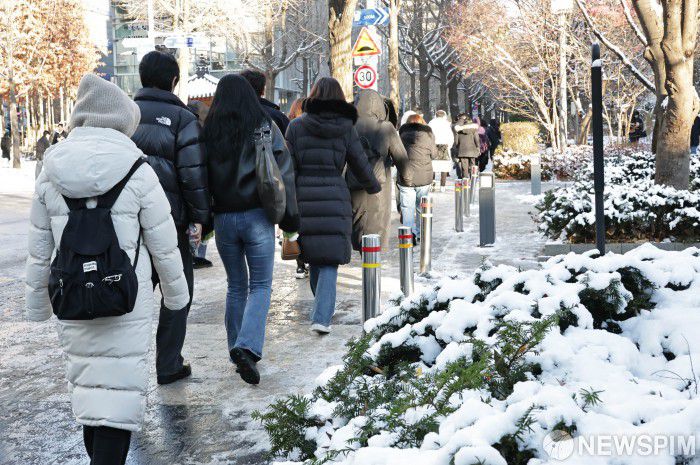 [서울=뉴스핌] 양윤모 기자 = 밤사이 내린 폭설과 한파로 도로 곳곳이 얼어붙은 5일 오전 서울 종로구 광화문에서 시민들이 출근을 하고 있다. 2025.12.05  yym58@newspim.com