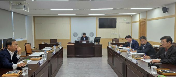 경북도의회 '노인대상 시장형 일자리 창출 및 확대 방안 연구회 (대표 임기진 의원)'의 노인대상 시장형 일자리 창출 및 확대 방안 연구용역 최종보고회.[사진=경북도의회]2025.12.05 nulcheon@newspim.com