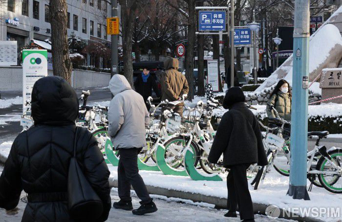 [서울=뉴스핌] 양윤모 기자 = 밤사이 내린 폭설과 한파로 도로 곳곳이 얼어붙은 5일 오전 서울 종로구 광화문에서 시민들이 출근을 하고 있다. 2025.12.05  yym58@newspim.com