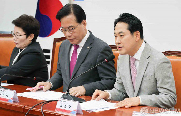 [서울=뉴스핌] 윤창빈 기자 = 장동혁 국민의힘 대표가 5일 서울 여의도 국회에서 열린 '혼용무도' 이재명정권 6개월 국정평가 회의에서 모두발언을 하고 있다. 2025.12.05 pangbin@newspim.com