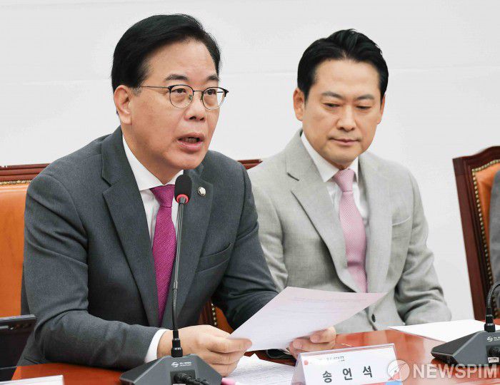 [서울=뉴스핌] 윤창빈 기자 = 송언석 국민의힘 원내대표가 5일 서울 여의도 국회에서 열린 '혼용무도' 이재명정권 6개월 국정평가 회의에서 모두발언을 하고 있다. 2025.12.05 pangbin@newspim.com