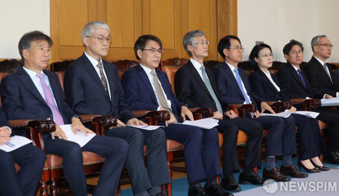 [서울=뉴스핌] 최지환 기자 = 5일 오후 서울 서초구 대법원에서 열린 전국법원장회의에 조희대 대법원장(가운데), 노태악 중앙선거관리위원장, 천대엽 법원행정처장 및 대법관들이 자리하고 있다. 2025.12.05 choipix16@newspim.com