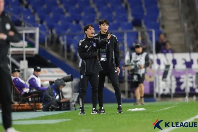 [서울=뉴스핌] 박주영 코치가 지난 10월 21일 ACLE 리그 스테이지 3차전 산프레체 히로시마와의 경기에서 울산 선수들에게 지시하고 있다. [사진 = 한국프로축구연맹] 2025.10.21 wcn05002@newspim.com