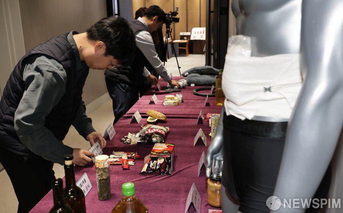 [서울=뉴스핌] 양윤모 기자 = 5일 오전 서울 강남구 논현동 서울세관에서 관세청 관계자가 과자, 스틱커피, 아보카도유 등에 은닉해 국경 단계에서 적발된 마약 은닉도구 샘플을 공개하고 있다.  관세청은 올해 1∼10월까지 국경단계서 적발된 마약 규모는 2천913㎏으로, 지난해 같은 기간의 4배로 급증하며 역대 최대치를 기록했으며,경로별로 항공 여행자가 1년 전보다 2배 넘은 505건으로 가장 많았다고 발표했다. 2025.12.05  yym58@newspim.com