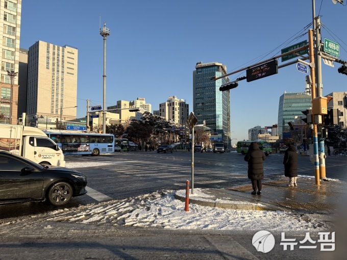 전날 많은 눈이 내린 5일 서울의 출근길. 지하철 왕십리역 근처 도로의 모습. [사진= 고다연 기자]