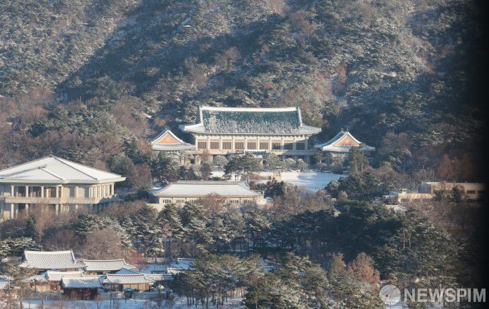 [서울=뉴스핌] 이길동 기자 =5일 오전 서울 종로구 청와대가 어젯밤 내린  눈으로 덮여 있다. 2025.12.05 gdlee@newspim.com