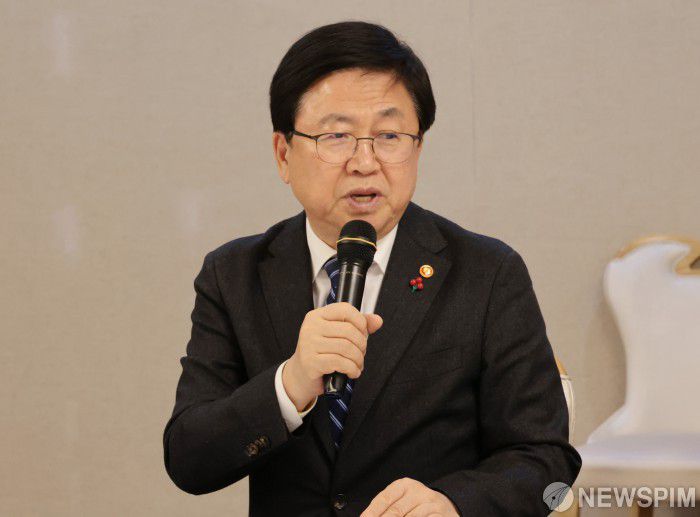 [서울=뉴스핌] 이길동 기자 = 최교진 교육부 장관이 5일 서울 종로구 정부서울청사에서 열린 제2차 민주시민교육 자문단 회의를 주재하며 모두 발언을 하고  있다. 2025.12.05 gdlee@newspim.com