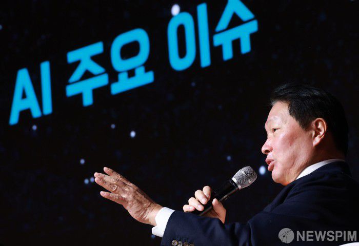 [서울=뉴스핌] 김학선 기자 = 최태원 대한상공회의소 회장이 5일 서울 중구 대한상의 국제회의장에서 열린 제4회 BOK-KCCI 세미나에서 이창용 한국은행 총재와 AI 관련 특별대담을 하고 있다. 2025.12.05 yooksa@newspim.com