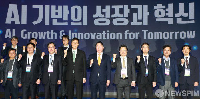 [서울=뉴스핌] 김학선 기자 = 이창용 한국은행 총재와 최태원 대한상공회의소 회장, 이홍락 LG AI연구원장 등 참석자들이 5일 서울 중구 대한상의 국제회의장에서 열린 제4회 BOK-KCCI 세미나에서 기념촬영을 하고 있다. 2025.12.05 yooksa@newspim.com