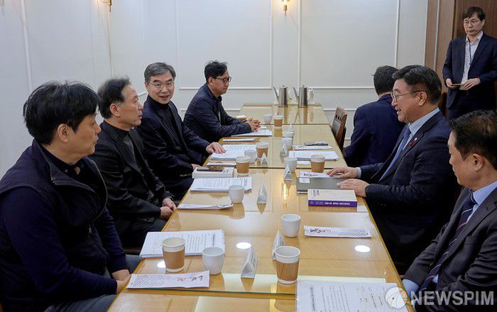 [서울=뉴스핌] 윤호중 행정안전부 장관이 5일 오전 서울 영등포 의원회관에서 열린 '사회연대경제 관계자 조찬간담회'에 참석해 인사말을 하고 있다. [사진=행정안전부] 2025.12.05 photo@newspim.com