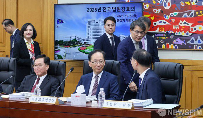 [서울=뉴스핌] 최지환 기자 = 5일 오후 서울 서초구 대법원에서 열린 전국법원장회의에 노태악 중앙선거관리위원장을 비롯한 법원장들이 입장하고 있다. 2025.12.05 choipix16@newspim.com