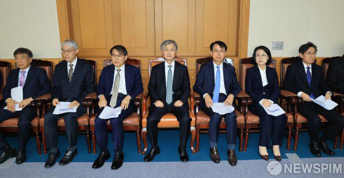 [서울=뉴스핌] 최지환 기자 = 5일 오후 서울 서초구 대법원에서 열린 전국법원장회의에 조희대 대법원장(가운데), 노태악 중앙선거관리위원장, 천대엽 법원행정처장 및 대법관들이 자리하고 있다. 2025.12.05 choipix16@newspim.com