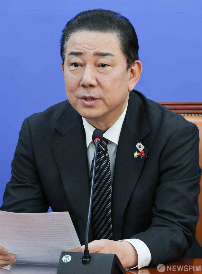[서울=뉴스핌] 윤창빈 기자 = 김병기 더불어민주당 원내대표가 4일 서울 여의도 국회에서 열린 정책조정회의에서 모두발언을 하고 있다. 2025.12.04 pangbin@newspim.com